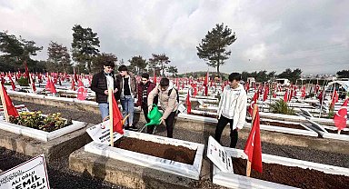 Kahramanmaraş'ta depremin yıldönümünde mezarlıklar doldu taştı