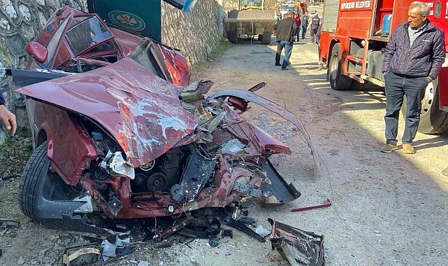 Kamyondan düşen iş makinesi park halindeki otomobili ezdi