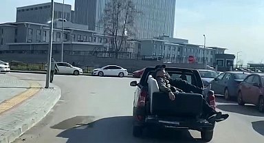 Kamyonet kasasında tehlikeli yolculuk
