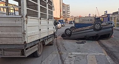 Kamyonete çarparak ters dönen aracını bırakıp kaçtı