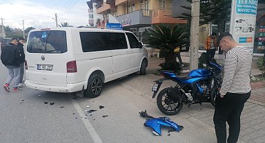 Kamyonetle motosiklet çarpıştı: 1 yaralı
