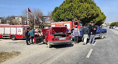 Kamyonetle otomobil kafa kafaya çarpıştı: 1'i ağır 3 yaralı