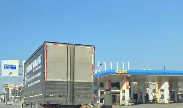 Kamyonun kasasına tutunarak bisikletiyle kilometrelerce ilerledi