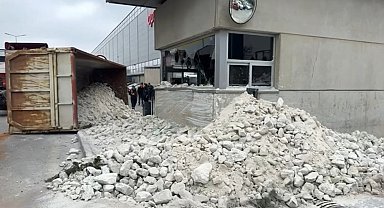 Kamyonuna çarpan aracı takip ederken kaza yaptı