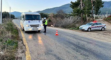 Karacasu'da okul servis araçları denetlenerek, öğrenciler bilgilendirildi