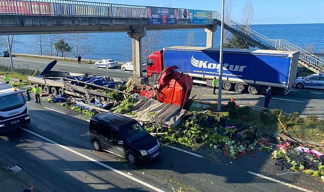 Karadeniz Sahil Yolu'nda sebze yüklü tır orta refüje çıktı: 1 ölü