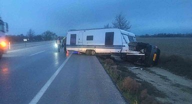 Karavan bağlı otomobil şarampole devrildi: 1 yaralı