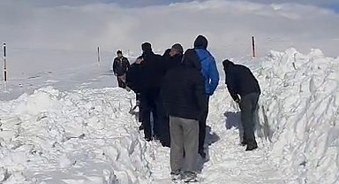 Karla kaplı yolu küreklerle açmaya çalıştılar