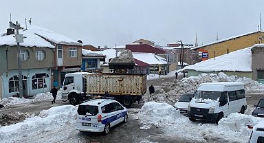 Karlıova'da ilçe dışına bin kamyon kar taşındı