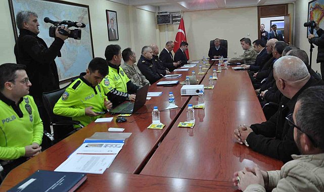 Kars Valisi Polat, toplu taşıma firma yetkilileriyle buluştu