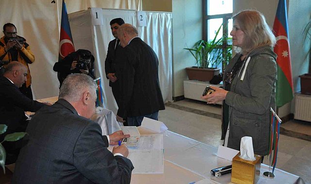 Kars'ta Azerbaycanlılar Cumhurbaşkanı seçimi için oy kullanıyor