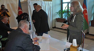 Kars'ta Azerbaycanlılar Cumhurbaşkanı seçimi için oy kullanıyor