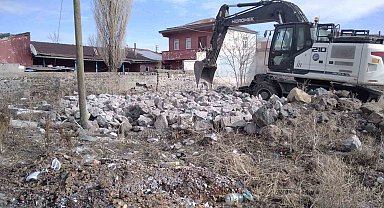 Kars'ta metruk binaların yıkımı sürüyor