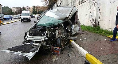 Kartal'da iki araç çarpıştı: 1 ölü