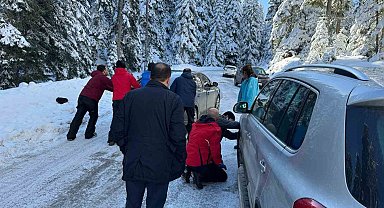 Kartalkaya yolu tatilcilere çile oldu: Yolda kalan araçları iterek kurtarmaya çalıştılar