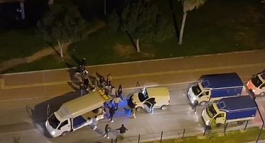 Kasası açık kamyonetle yolu kapatıp asker eğlencesi düzenlediler