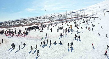 Kayakseverler Yıldızdağı'na akın etti, gişe önlerinde uzun kuyruklar oluştu