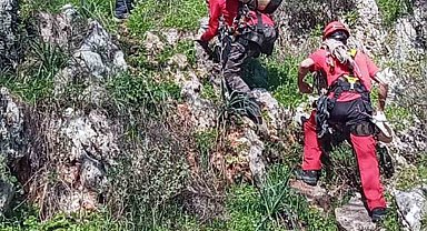 Kayalıklarda mahsur klan keçi ve yavrusunu AKUT ekibi kurtardı