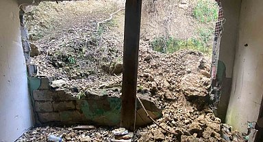 Kayan toprak evin duvarını yıktı