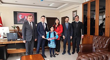 Kaymakam Gündoğdu, başarılı öğrenciyi ödüllendirdi