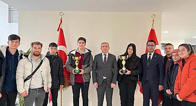 Kaymakam İkiş, dart turnuvasında dereceye giren öğrencileri ağırladı