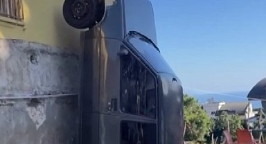 Kazaya karışan aracını iple binadan aşağıya sarkıttı