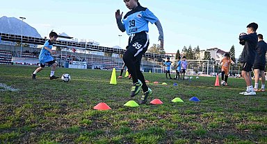 Kemer Belediyesi, geleceğin futbolcularını yetiştiriyor