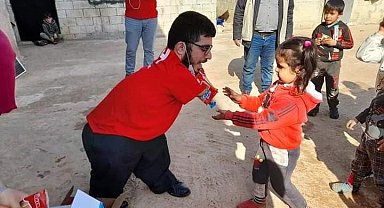 Kendi engellerini unutup depremzedelerin yardımına koştu