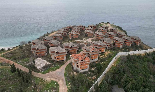 Kendi haline terk edilmiş villalar merak konusu oldu