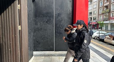 Kendilerini polis ve savcı olarak tanıtıp binlerce lira dolandırdılar