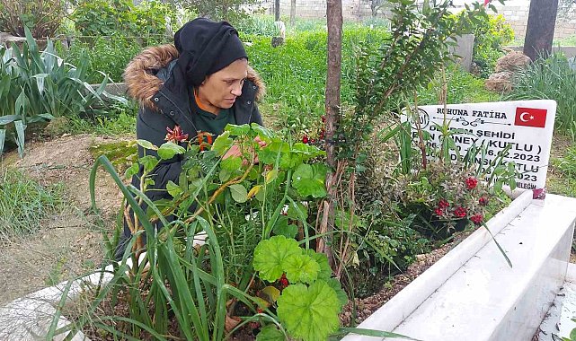 Kendisi için hazırladığı mezara depremde hayatını kaybeden kızını ve torununu defnetti
