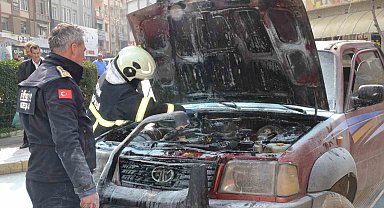 Keşan'da yanan kamyonete oradan geçen itfaiye amiri müdahale etti