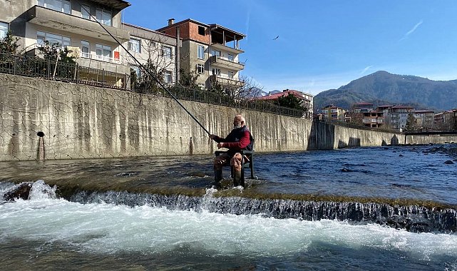Keyfine düşkün 60 yaşındaki olta balıkçısı sosyal medyada gündem oldu