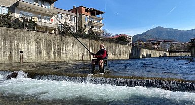 Keyfine düşkün 60 yaşındaki olta balıkçısı sosyal medyada gündem oldu