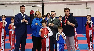 Kick Boks Şampiyonası'ndan derece ile dönen baba oğula Kaymakam Hakan Alkan'dan ödül