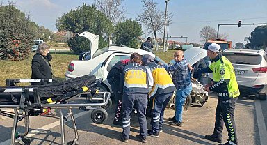 Kırmızı ışıkta bekleyen iki otomobile çarptı: 1 yaralı