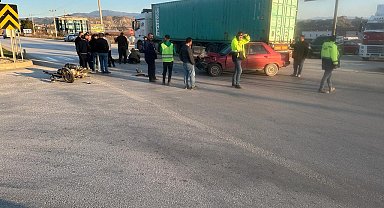 Kırmızı ışıkta geçen motosiklet, otomobille çarpıştı: 1 yaralı