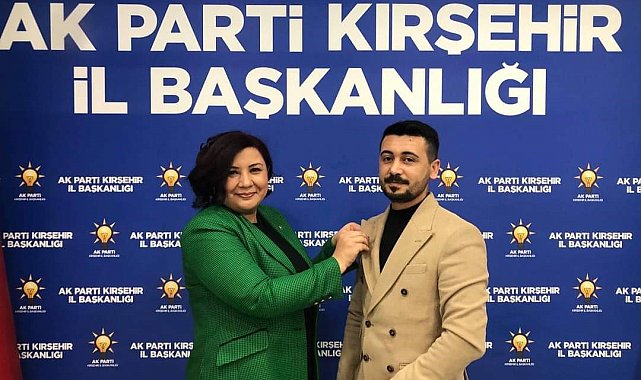 Kırşehir'de CHP'den istifa eden üyeye yeni rozetini AK Parti İl Başkanı Ünsal taktı