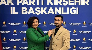 Kırşehir'de CHP'den istifa eden üyeye yeni rozetini AK Parti İl Başkanı Ünsal taktı