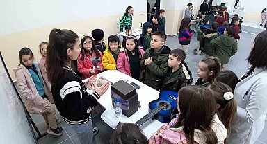 Kitapta geçen obje ve karakterleri canlandırdılar
