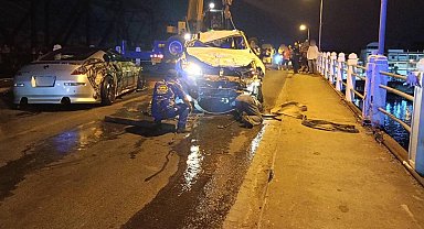 Kızgın sürücü aracıyla otomobile vurup köprüden nehre uçtu: 2 ölü