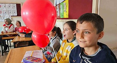 Kızılay'dan Eleşkirt'teki öğrencilere sürpriz ziyaret