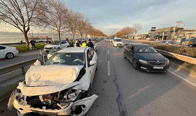 Kocaeli'de üç otomobil zincirleme kazaya karıştı: 4 yaralı