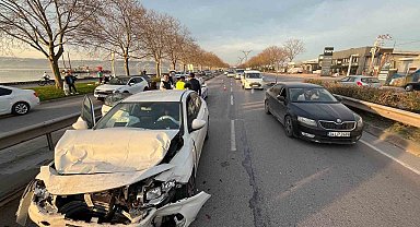 Kocaeli'de üç otomobil zincirleme kazaya karıştı: 4 yaralı
