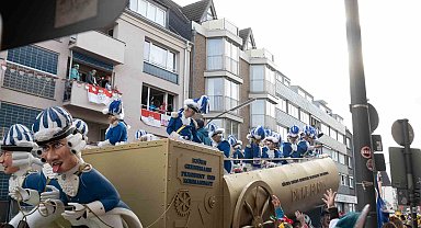 Köln'de "5. Mevsim" karnavalı renkli görüntülere sahne oldu