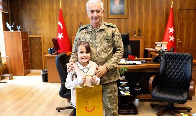 Kolordu Komutanı Tümgeneral Tevfik Algan, minik öğrencileri kabul etti