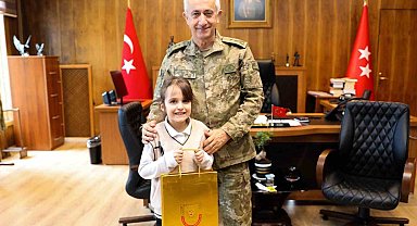 Kolordu Komutanı Tümgeneral Tevfik Algan, minik öğrencileri kabul etti