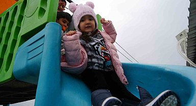Konteyner kentte yaşayan çocuklar her şeyden habersiz koşup eğleniyor