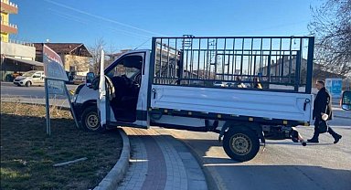 Kontrolden çıkan kamyonet kaldırıma çıktı: 1 yaralı