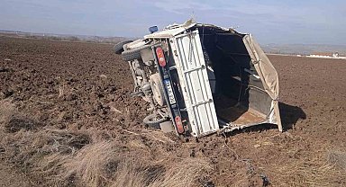 Kontrolden çıkan kamyonet tarlaya uçtu: 1 yaralı